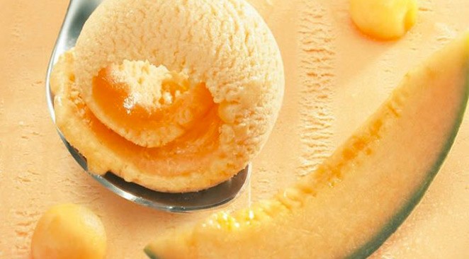 Faire une délicieuse glace au melon et sa sauce amande