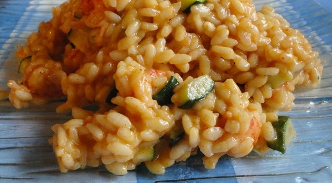 Un délicieux risotto de courgettes et crevettes